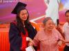 Xúc động bà nội 83 tuổi vượt gần 2000km dự lễ tốt nghiệp đại học của cháu gái