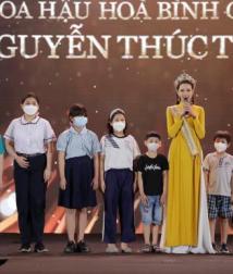 Hoa hậu Thùy Tiên nhận nuôi 15 trẻ em mất cha mẹ do đại dịch Covid