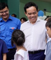 Phó thủ tướng Trần Lưu Quang tặng quà trẻ có hoàn cảnh đặc biệt