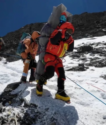 Cứu sống một nhà leo núi trên 'vùng chết' đỉnh Everest