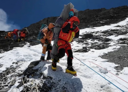 Cứu sống một nhà leo núi trên 'vùng chết' đỉnh Everest