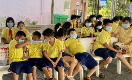 Hàng chục học sinh tiểu học nhập viện cấp cứu trong tình trạng nôn, sốt và tiêu chảy nhiều lần