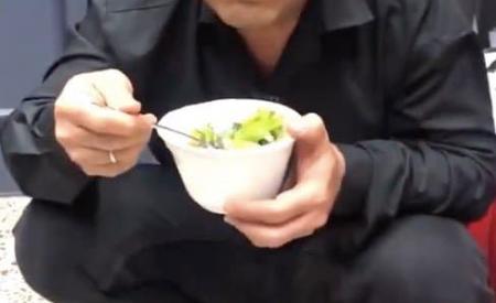 Khoảnh khắc MC Quyền Linh ngồi một góc ăn vội bữa cơm giản dị toàn rau khiến fan xót xa