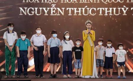 Hoa hậu Thùy Tiên nhận nuôi 15 trẻ em mất cha mẹ do đại dịch Covid