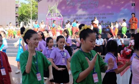 2.000 thiếu nhi đồng diễn điệu múa Rom Vong của người Khmer
